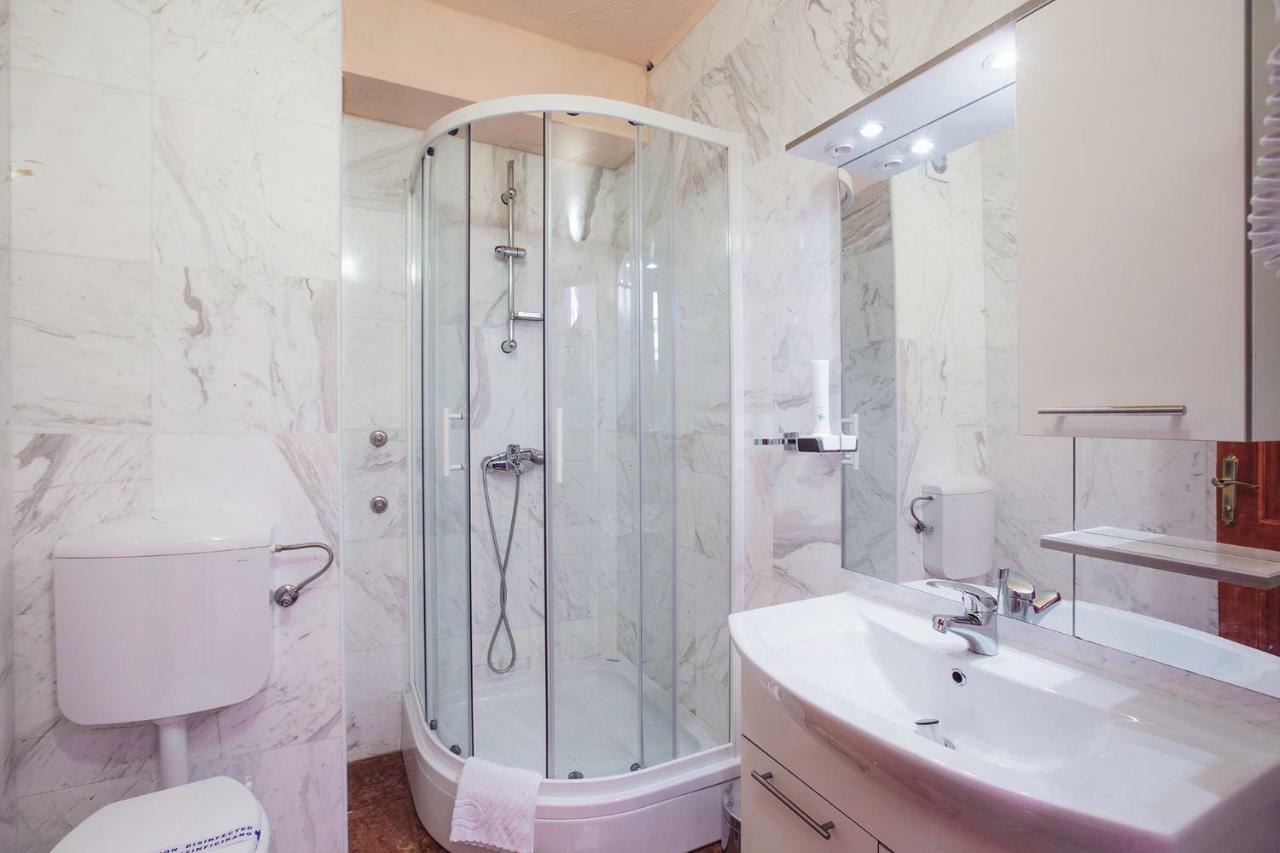Apartmani I Sobe Dinko Starigrad Paklenica Exterior foto